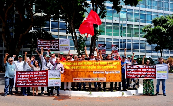 Servidores do Incra, do MDA e da SPU realizaram uma manifestação em frente ao MGI, no Bloco K da Esplanada dos Ministérios