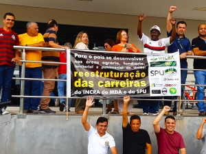 Em São Luís, houve reunião na entrada do Incra/MA para conversar com servidores e repasse de informes