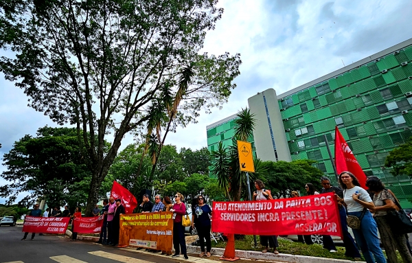 Em Brasília, os servidores realizaram manifestação no Bloco C da Esplanada dos Ministérios, onde ficam setores do MDA e MGI