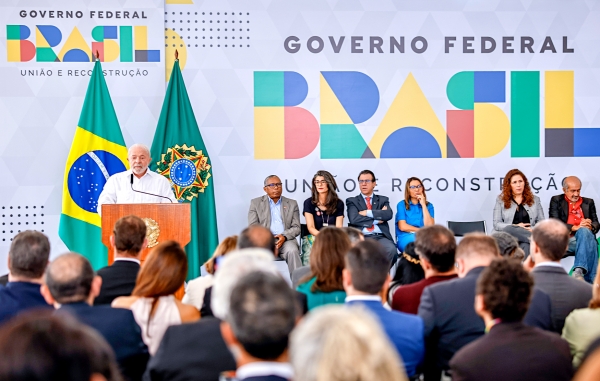 Presidente Lula discursa no evento com ministros, parlamentares e entidades representativas dos servidores