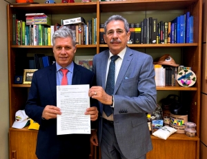Ministro do MDA, Paulo Teixeira, recebe do superintendente do Incra/MA, Zé Carlos, documento sobre reestruturação de carreiras